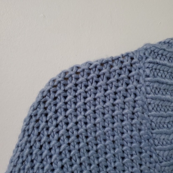 LIGHT BLUE PERIWINKLE CHUNKY KNIT V NECK SWEATER — SMALL - Picture 4 of 6